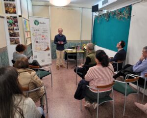 Ponente en la sede de Alejandría Cultural en el evento Filo-book "Sin Relato" hablando ante un público atento