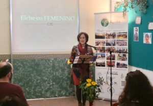 Ponente presentando la charla "Elche en femenino" en el espacio Alejandría Cultural